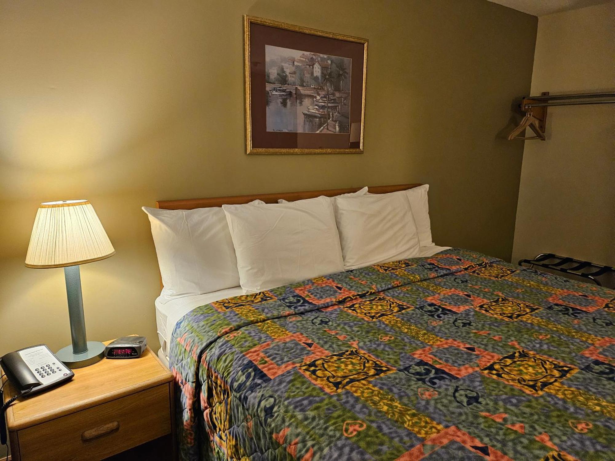 Lincoln Host Motor Inn Escanaba Room photo