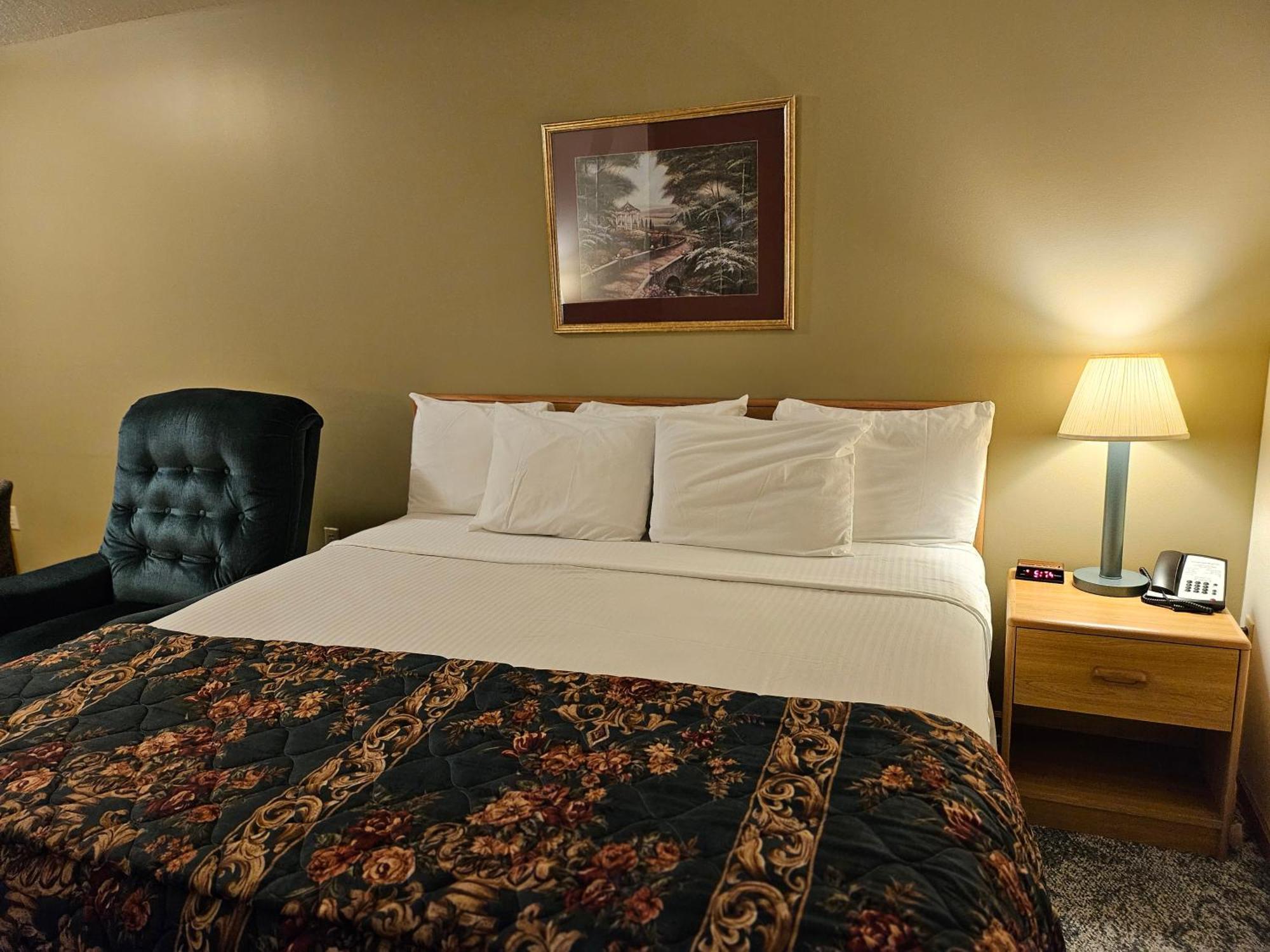 Lincoln Host Motor Inn Escanaba Room photo
