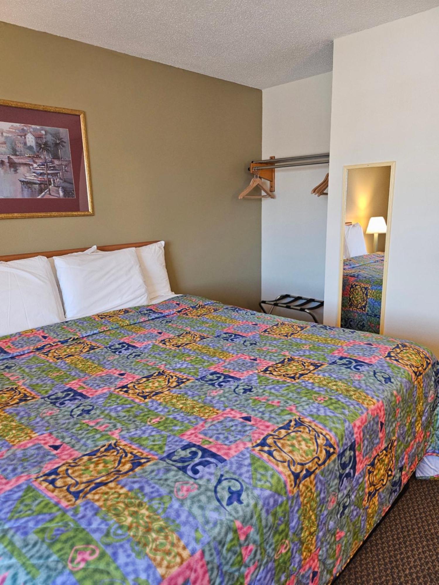 Lincoln Host Motor Inn Escanaba Room photo