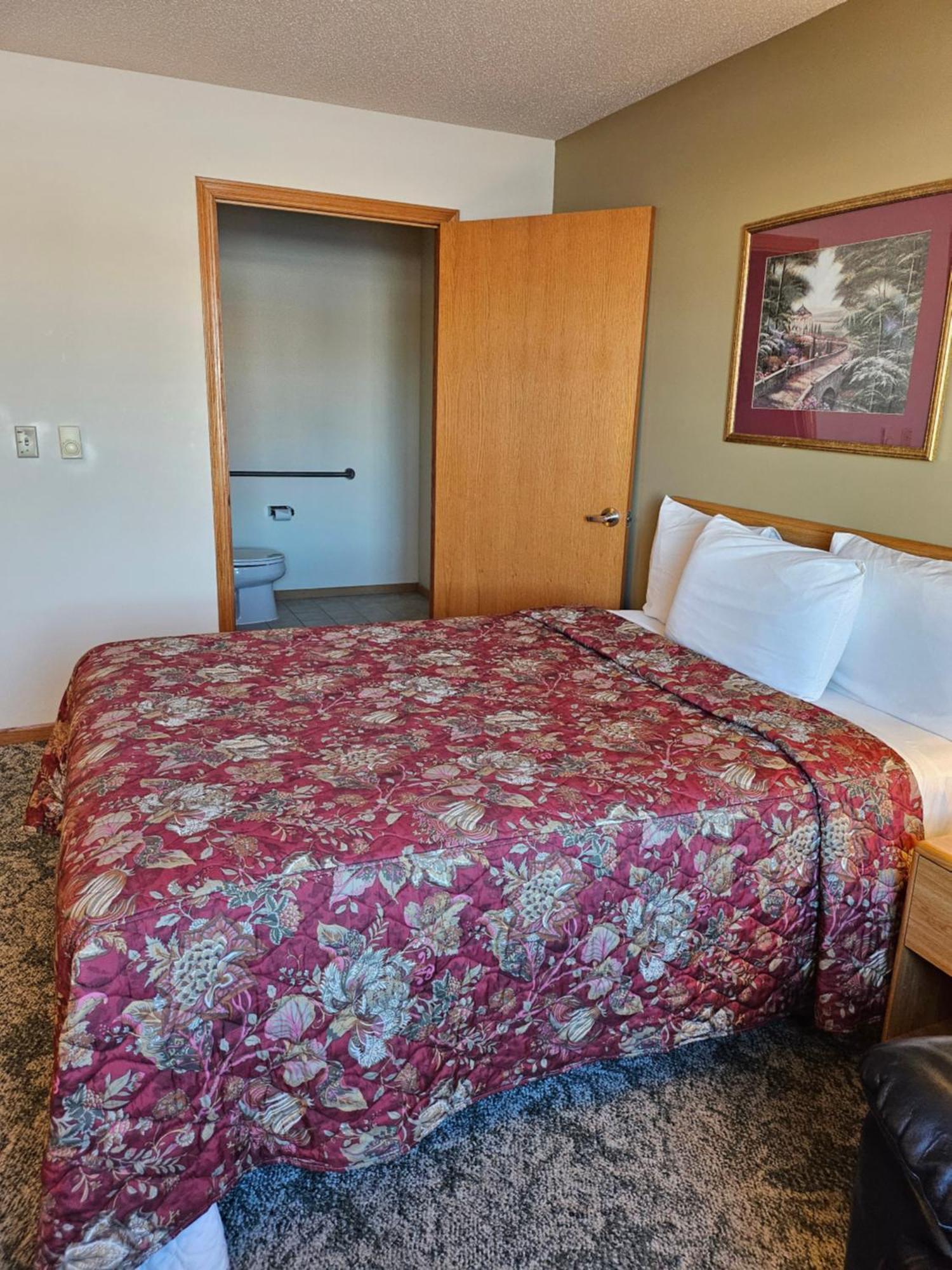Lincoln Host Motor Inn Escanaba Room photo