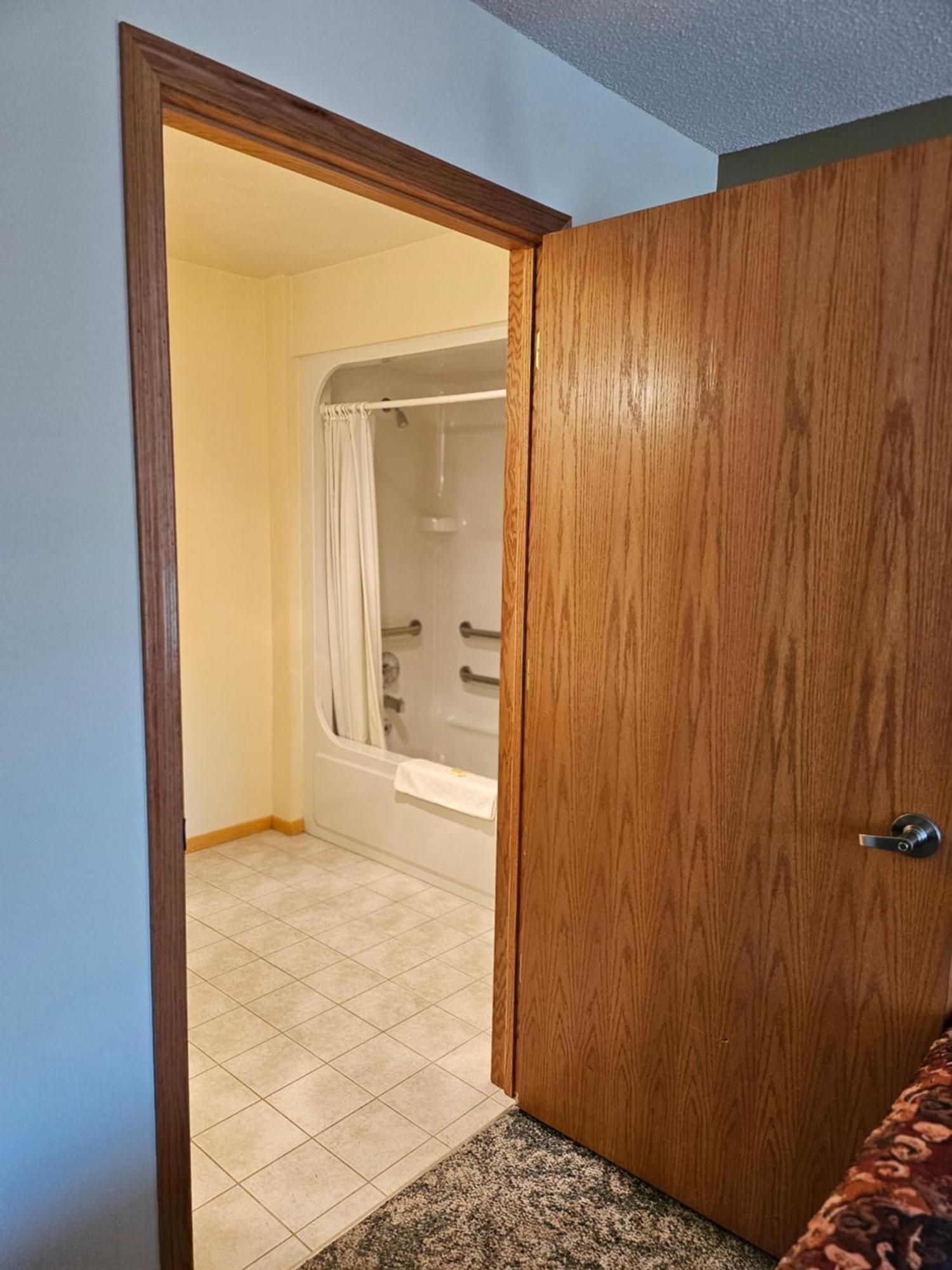 Lincoln Host Motor Inn Escanaba Room photo