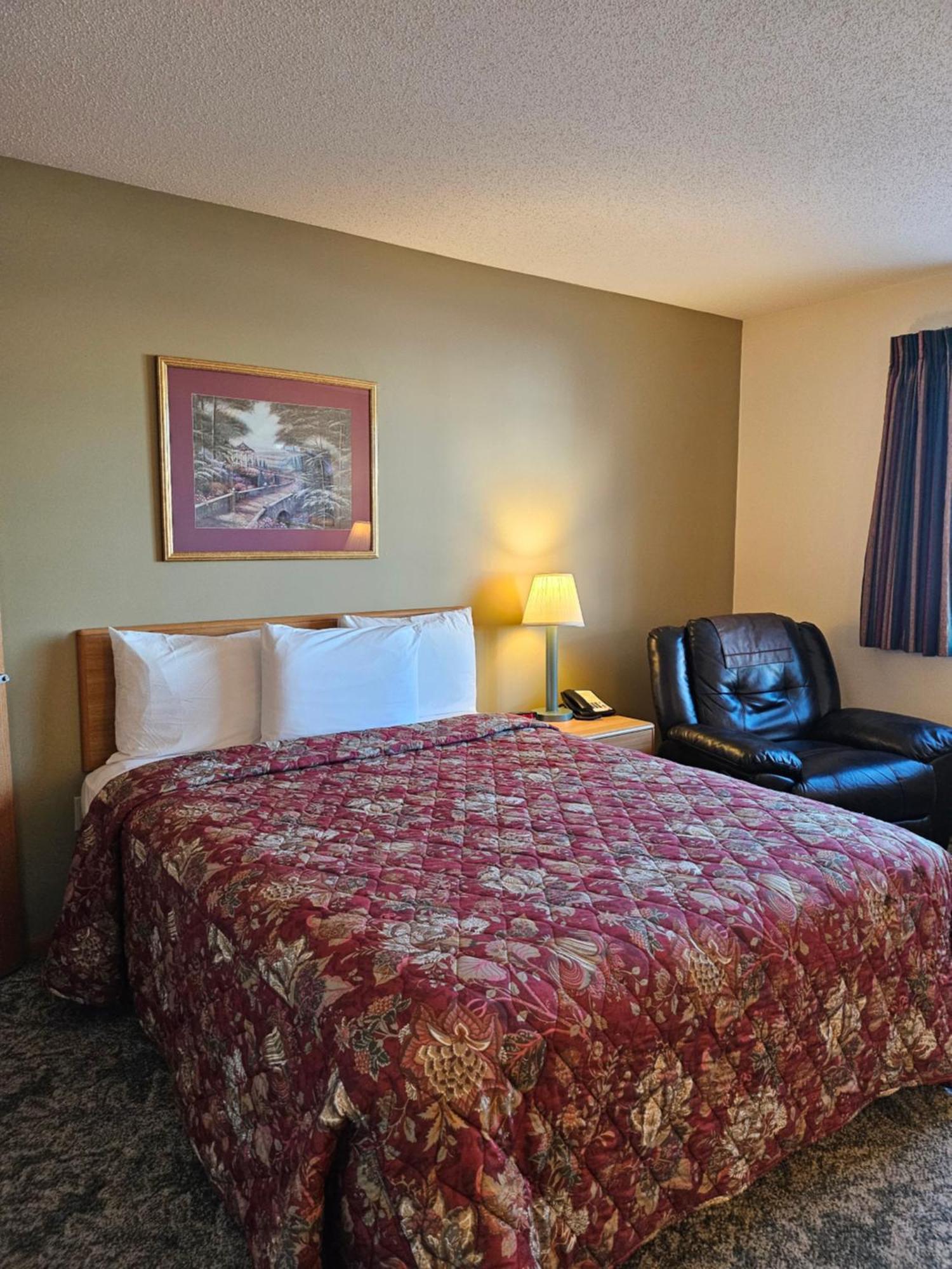 Lincoln Host Motor Inn Escanaba Room photo